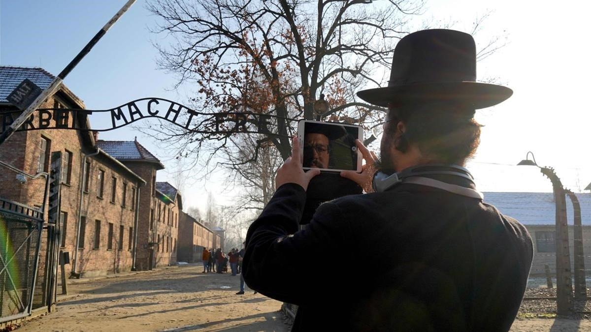 Un visitante se hace un 'selfie' a la entrada del campo de exterminio de Auschwitz.