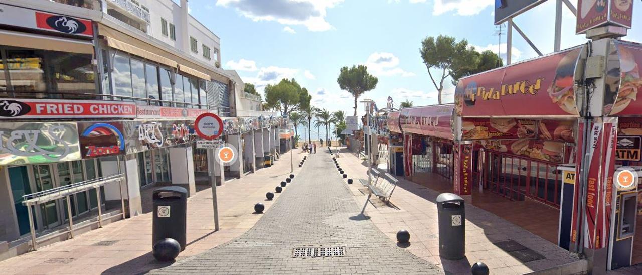 Imagen de la calle General García Ruiz, ubicada en el entorno de Punta Ballena, en Magaluf.