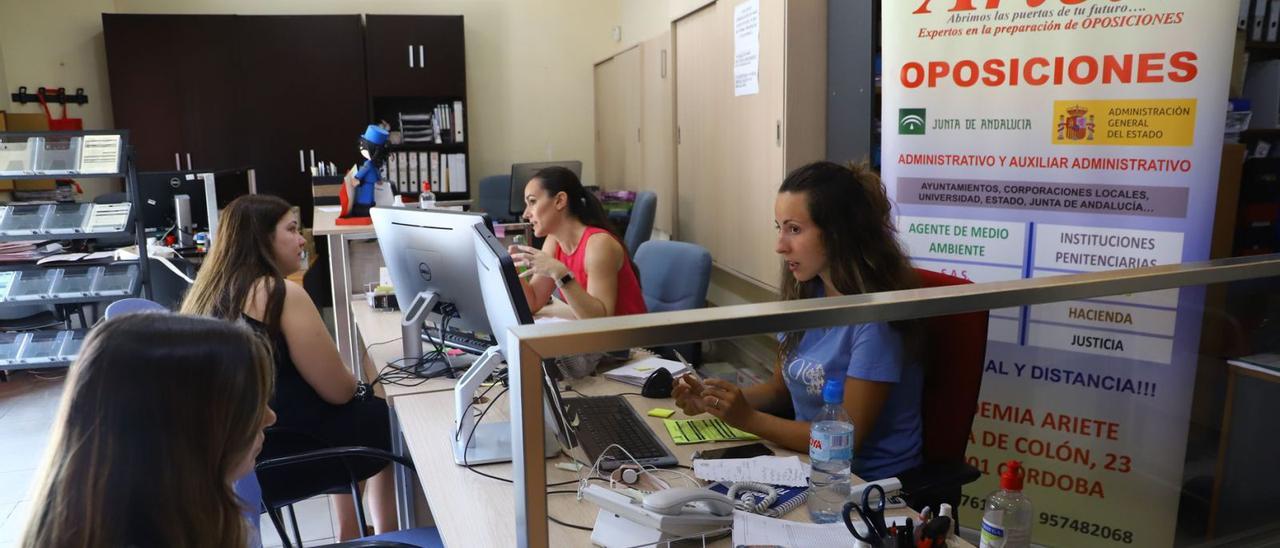 Atención a opositores en la academia Ariete de Córdoba.