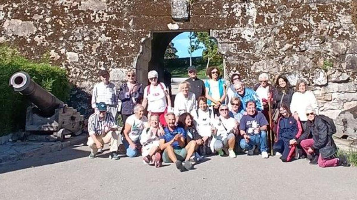 Participantes en una de las "andainas" del párroco Fernando Cerezo.'