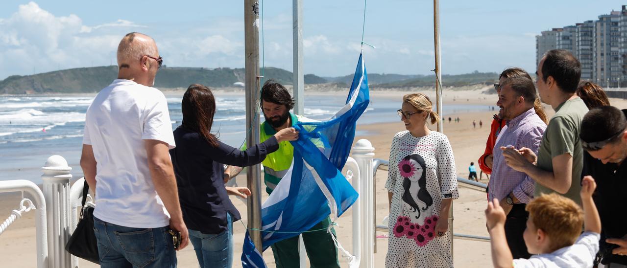 Izado de la bandera azul en Salinas