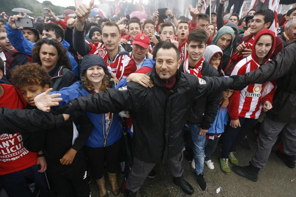 Centenars d'aficionats reben al Girona sota la pluja