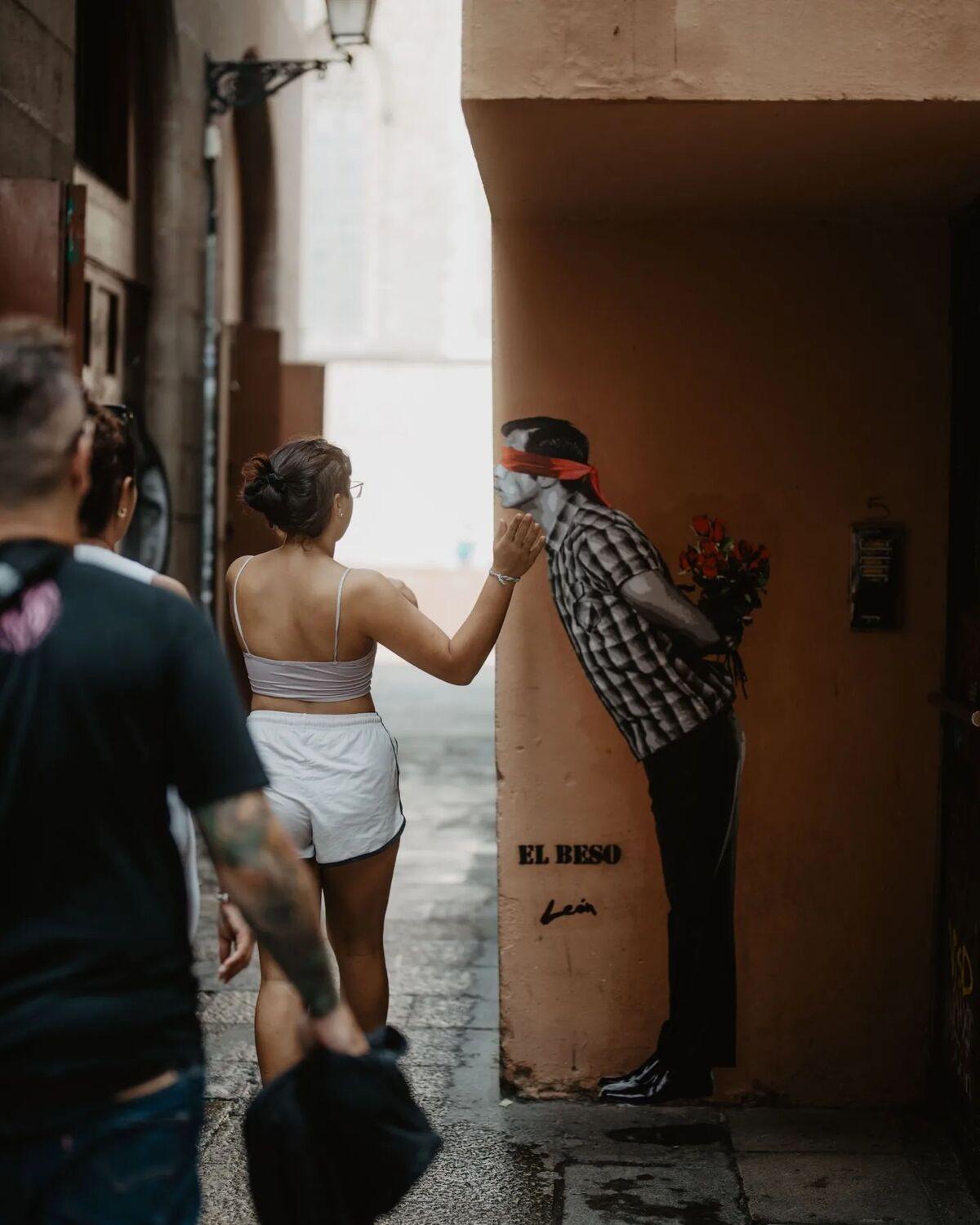 'El Beso', la obra del tinerfeño Alberto León en Barcelona que se ha vuelto viral