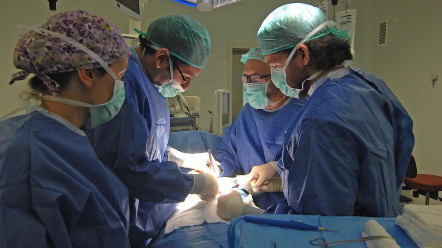 Profesionales sanitarios durante la realización de una intervención quirúrgica.