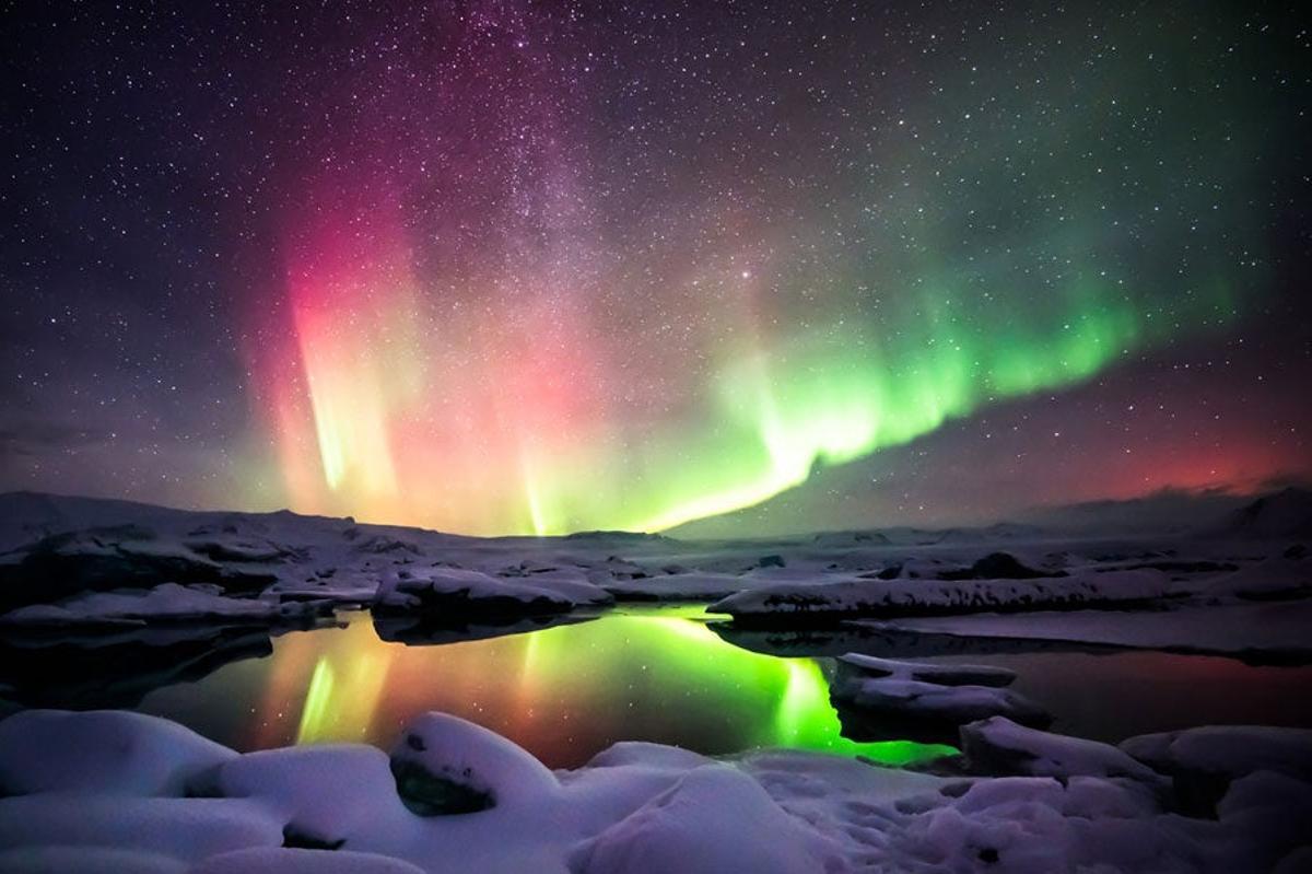 Uno de los países donde más fácilmente se pueden contemplar las auroras es en Noruega, en las Islas Lofoten. Hay numerosas actividades ya organizadas para salir "de safari de auroras", como por ejemplo ir persiguiéndolas en motos de nieve.