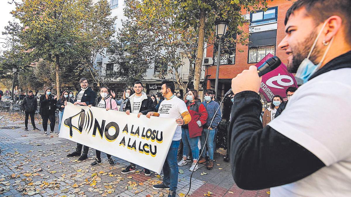 Alumnos de Cáceres protestan frente a la subdelegación del Gobierno, esta mañana.