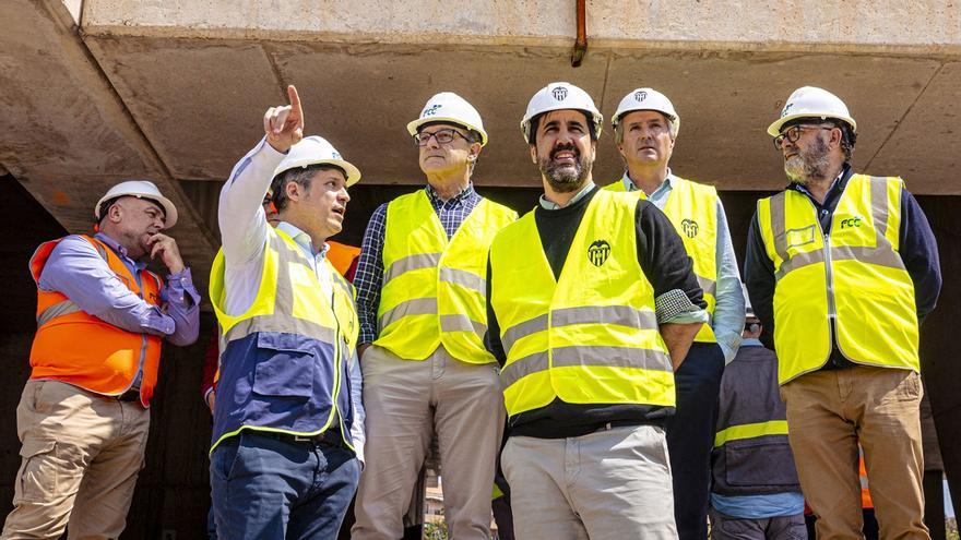Representantes de la Generalitat Valenciana visitan las obras del Nou Mestalla.