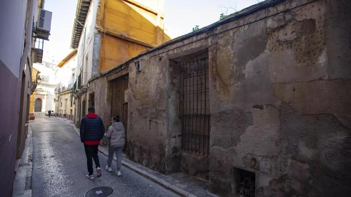 El solar en el que va a habilitarse el nuevo aparcamiento se ubica en la calle Sant Vicent.
