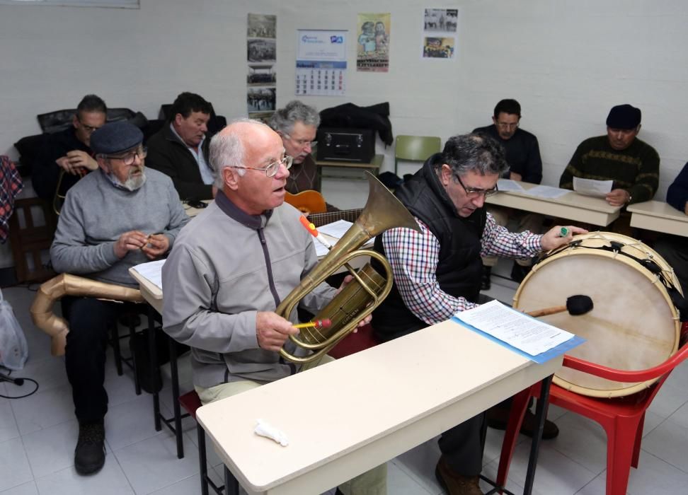 Trescientas personas de entre 2 y 80 años dan vida a una docena de comparsas mecas