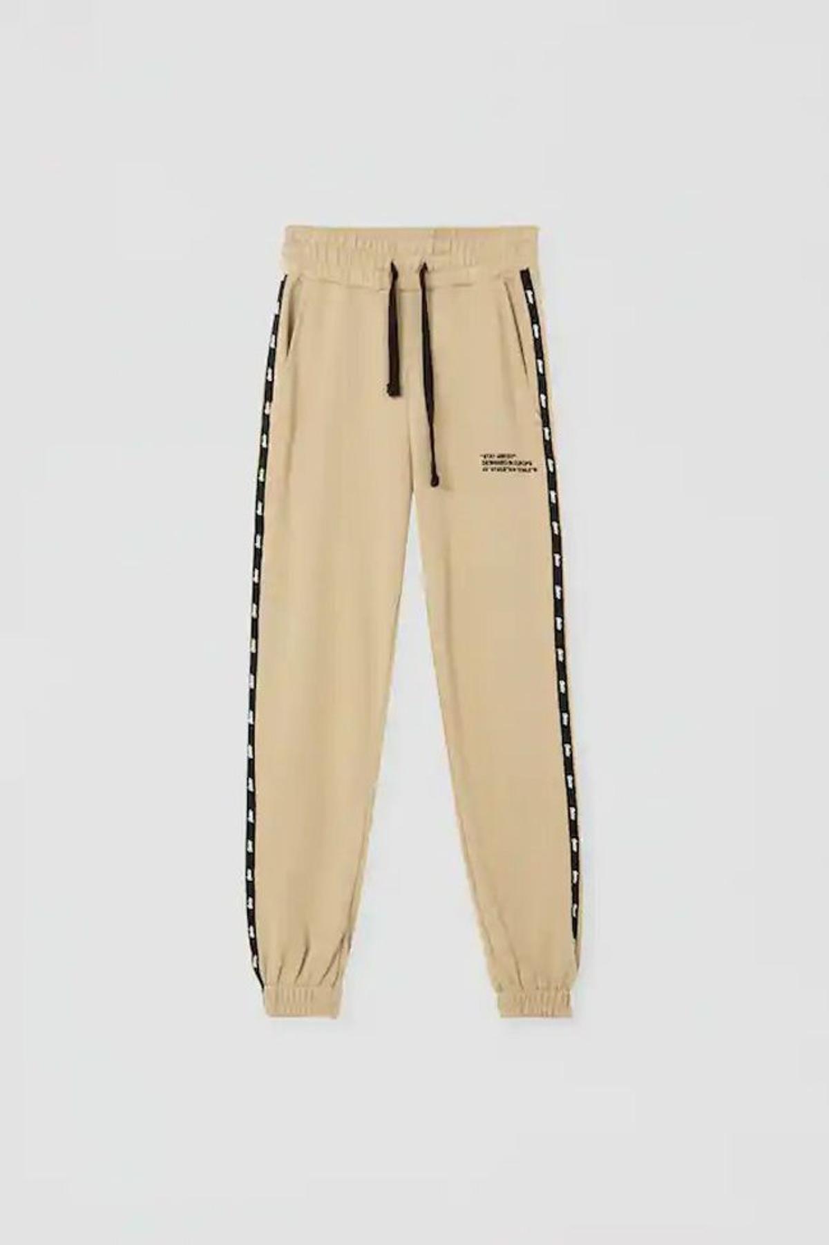 Pantalón 'jogger' con bandas, de Pull&amp;Bear