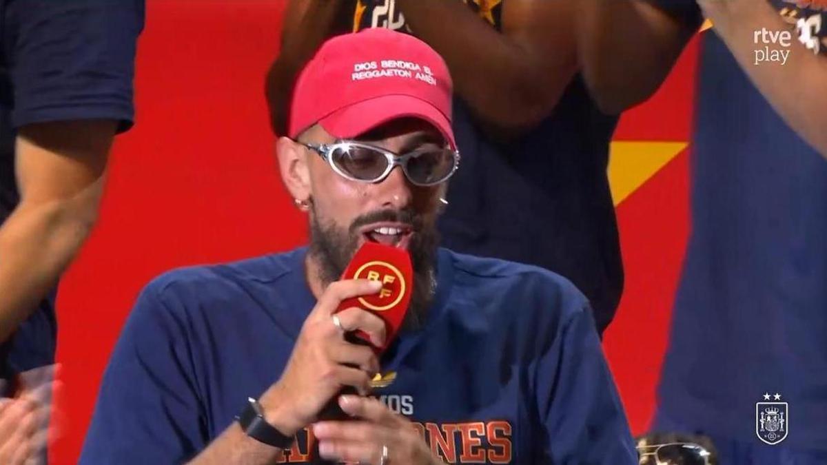 Borja Iglesias canta a Violadores del Verso en la celebración del Mundial