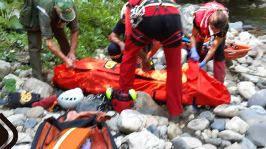 Rescatado un pescador que cayó al río en Lena