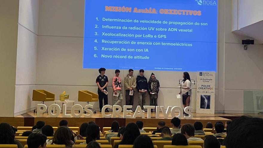 Alumnos participando en la exposición de objetivos de la nueva sonda estratosférica Marumasat  en la Cidade da Cultura