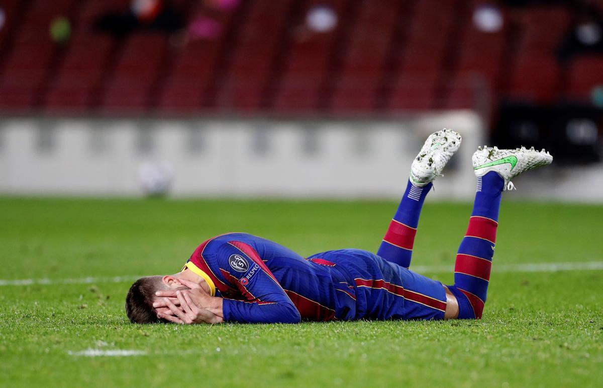 Piqué se lamenta de un golpe en el Camp Nou en el duelo contra el Paris SG.