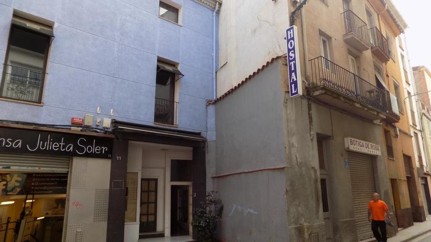 A l&#039;esquerra, edifici del carrer del Cós on vivien l&#039;acusada i la víctima