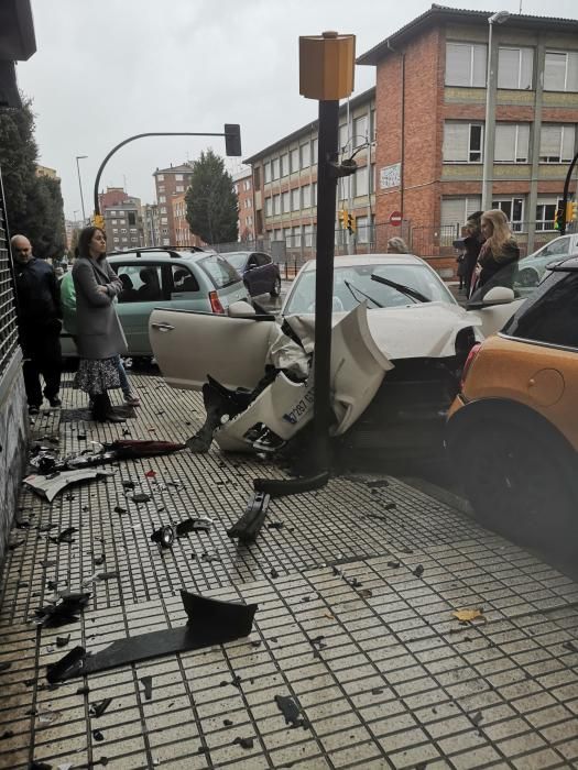Espectacular accidente de tráfico en Gijón.