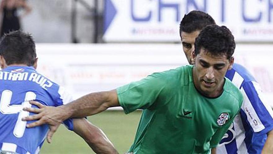 Kike Vázquez, que se perfila como titular en Ponferrada, disputa un balón en el partido contra la Ponferradina.