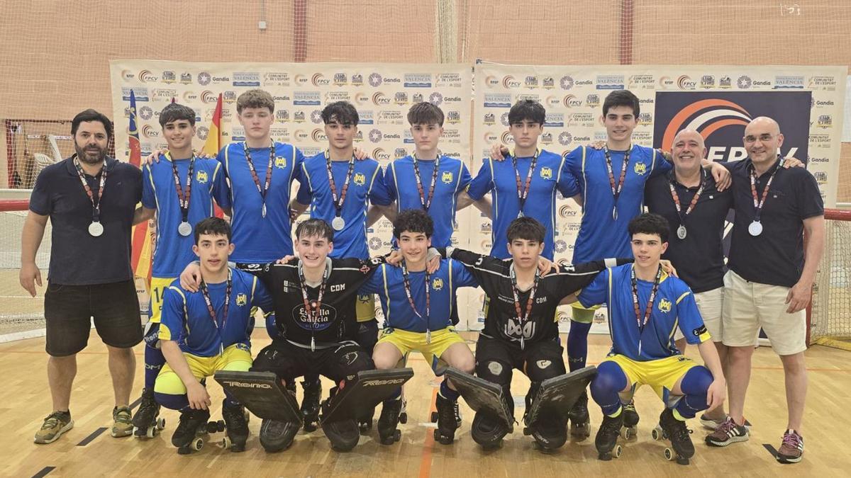 Los jugadores del Compañía de María, con las medallas en el Campeonato de España juvenil.