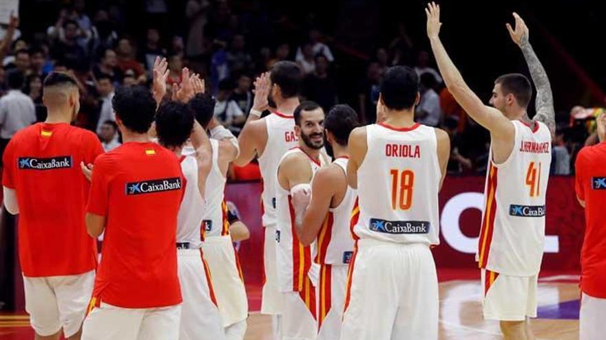 Los jugadores espaÃ±oles celebran su Ãºltimo triunfo.