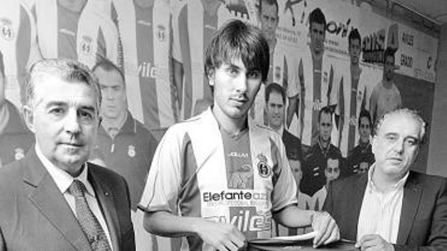 Garnelo, Marcos y José Luis Rodríguez, con las camisetas del jugador.