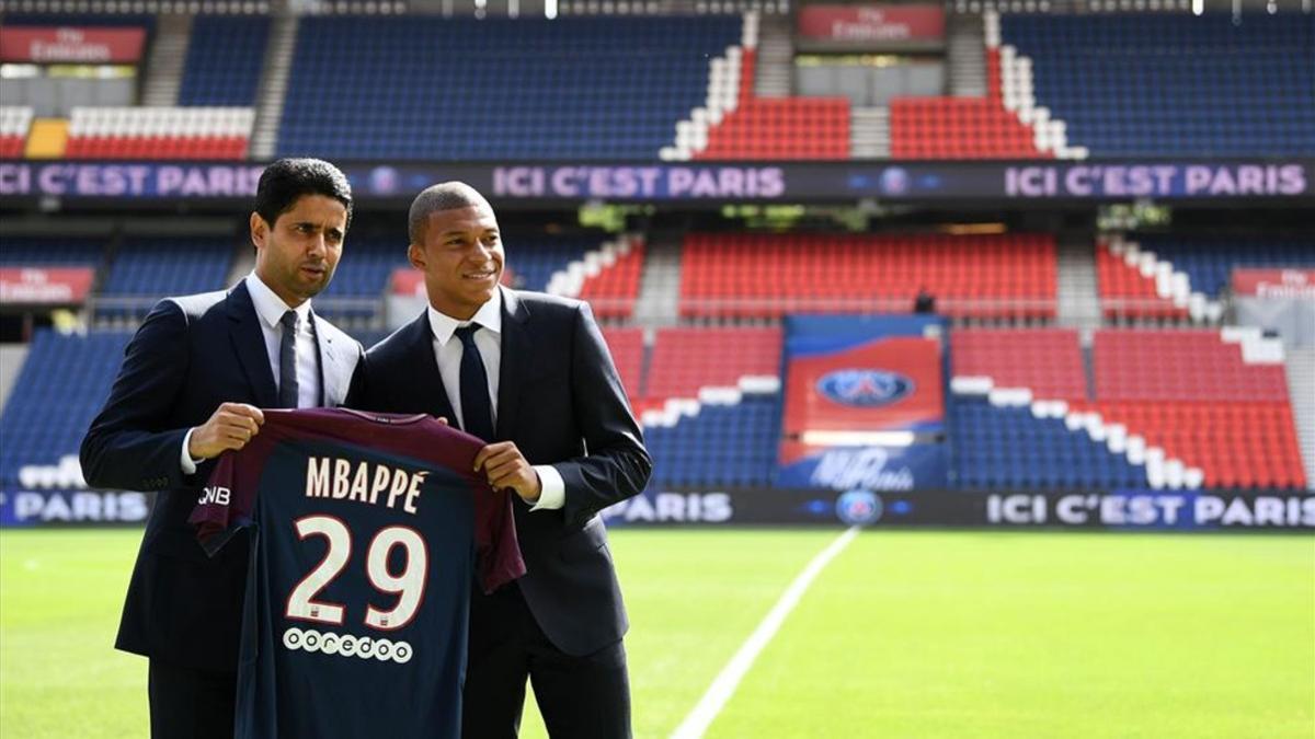 Al-Khelaifi junto a Mbappé en la jornada de su presentación