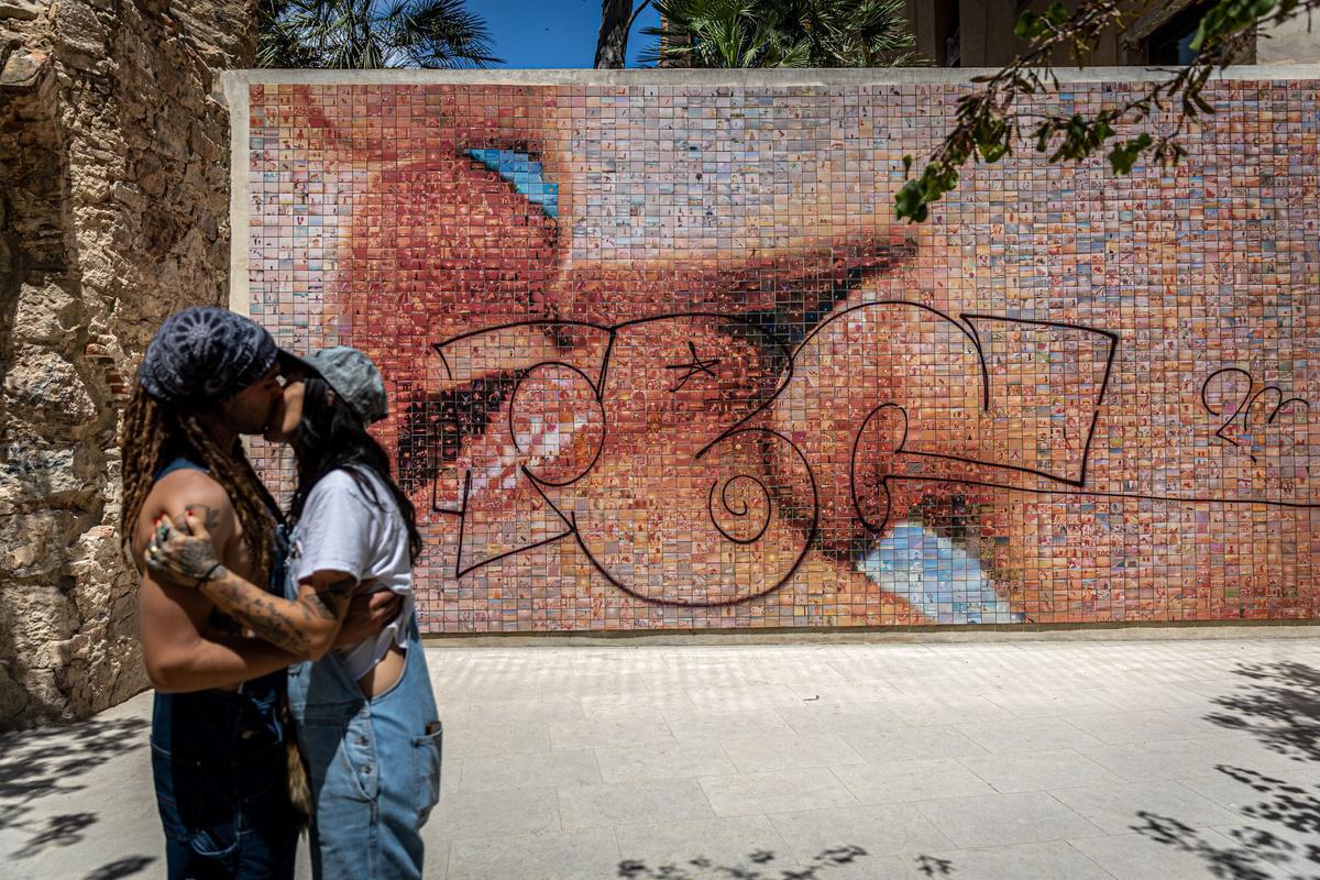 Vandalizado el mural de El beso de Fontcuberta en Barcelona