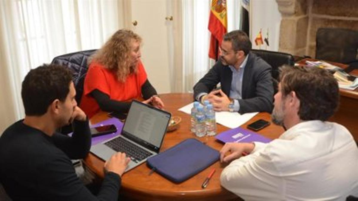 Representantes de CCOO durante el encuentro con el presidente de la Fempex.