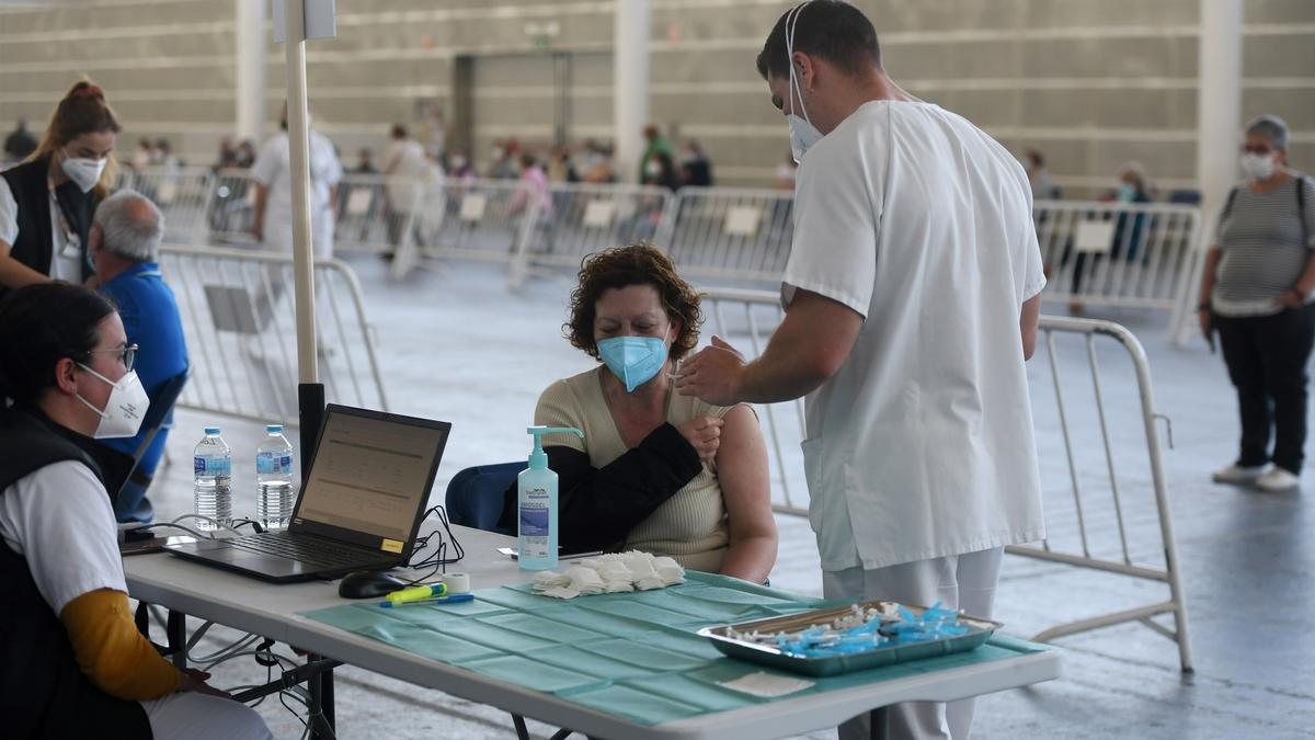 Una mujer recibe la vacuna en el Recinto Ferial de Pontevedra.