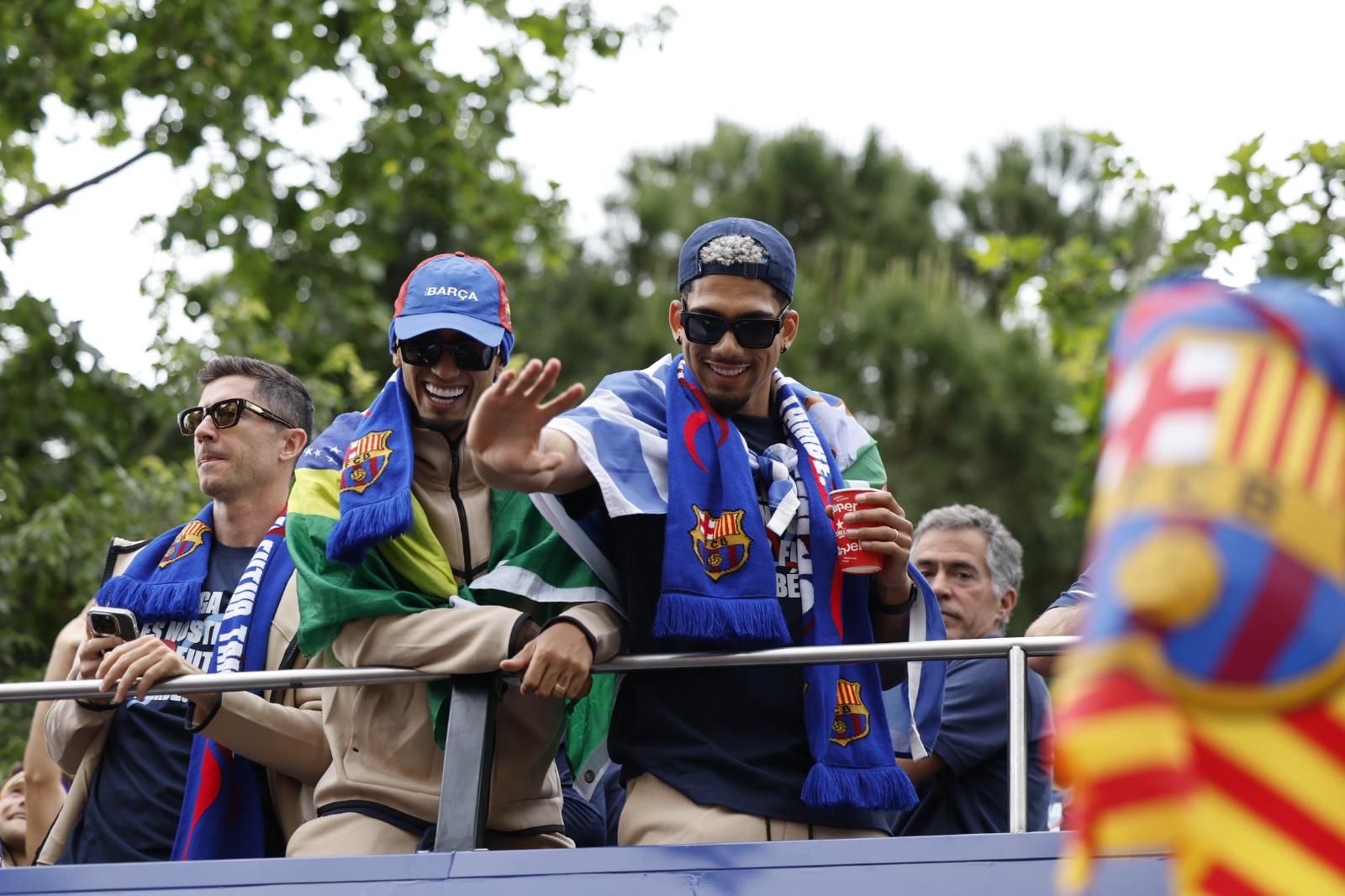 Araujo, Raphinha y Lewandowski durante la rúa del Barça