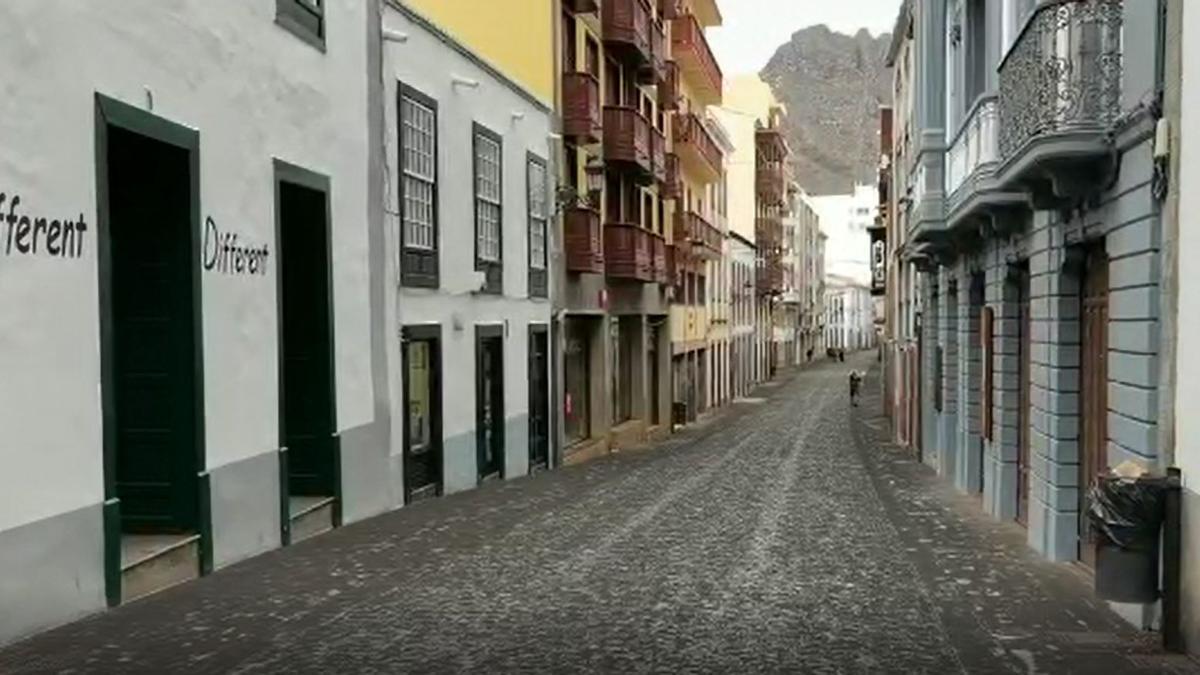 El viento lleva las cenizas del volcán hasta Santa Cruz de La Palma.