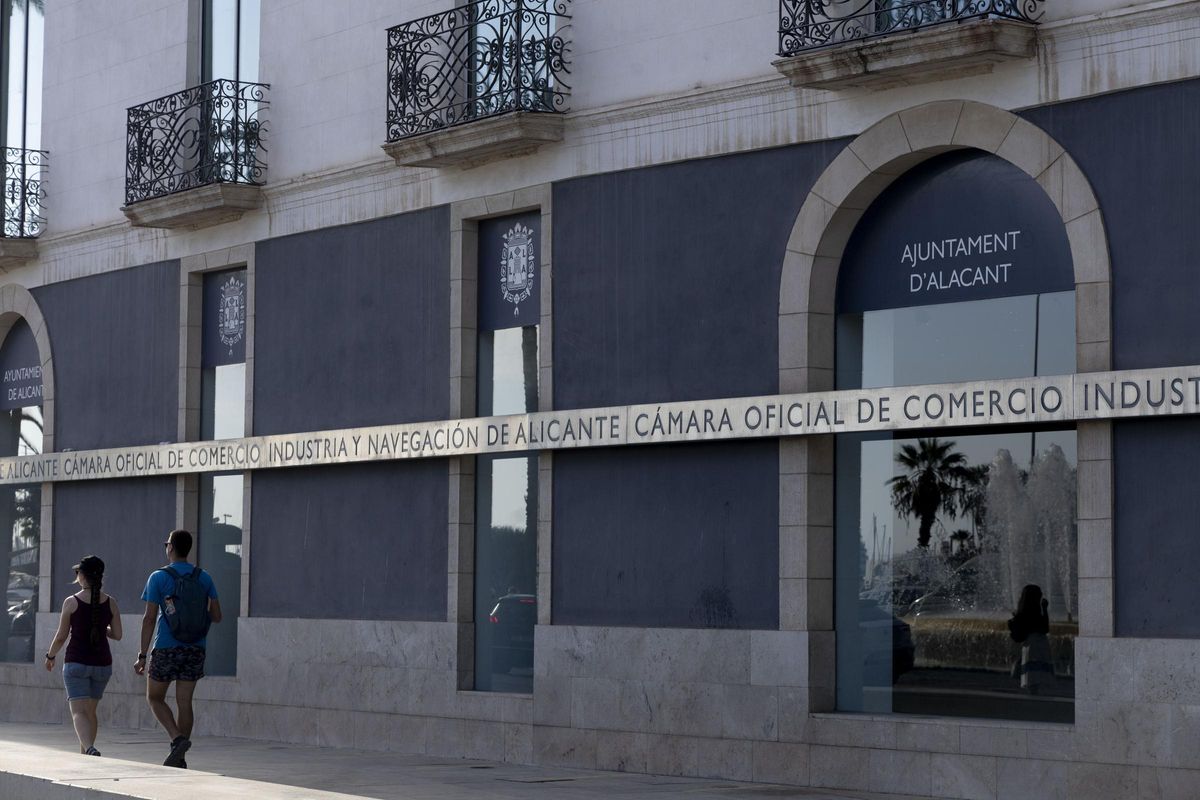 The headquarters that the Chamber of Commerce has rented from the Alicante City Council, located in the old Palas hotel.