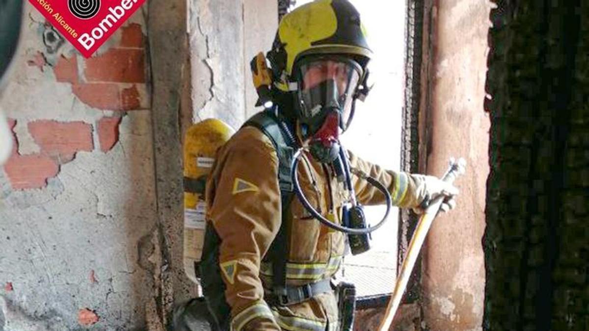 Intervención de los bomberos en el edificio incendiado en Almoradí