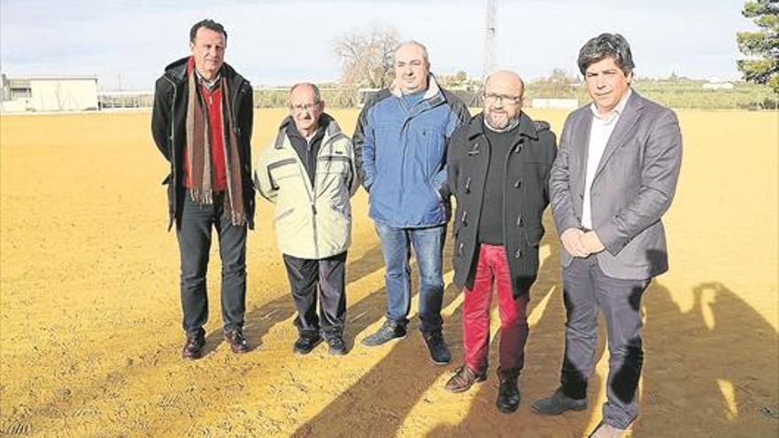 El Ayuntamiento instalará césped artificial en el campo de albero