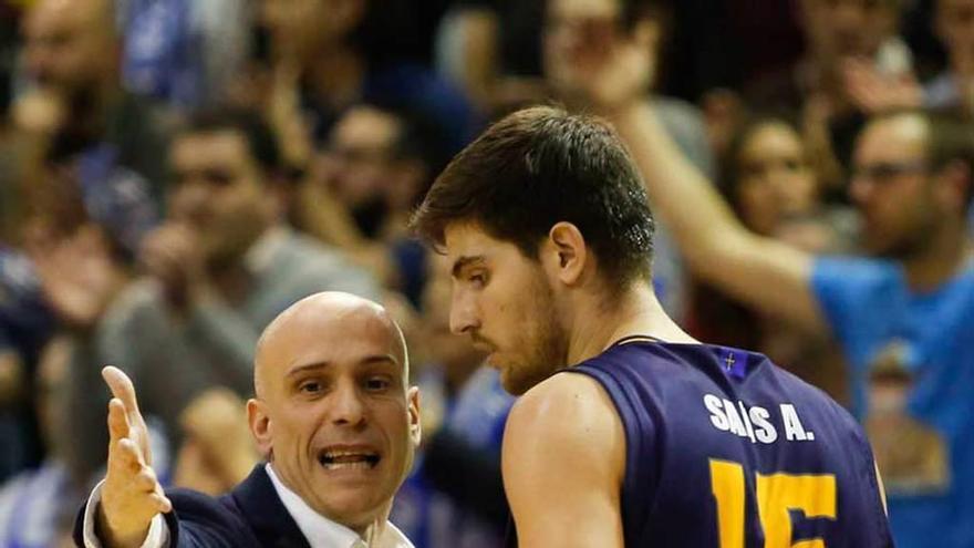 Carles Marco da instrucciones a Agustí Sans.