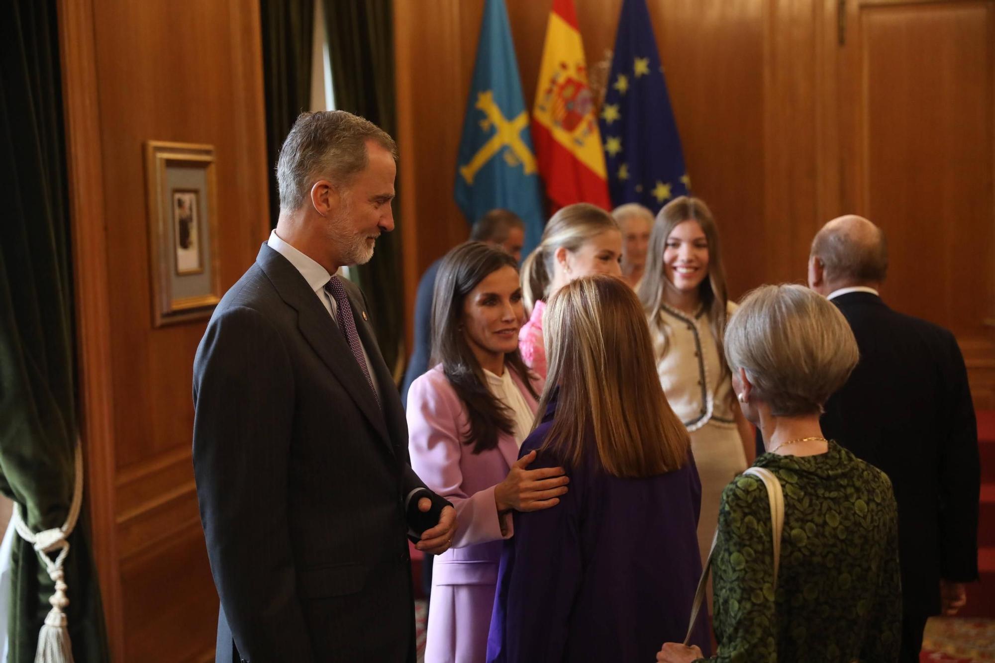 EN IMÁGENES: Así fue la recepción de los Reyes y sus hijas a los Premios Fin de Carrera de la Universidad de Oviedo