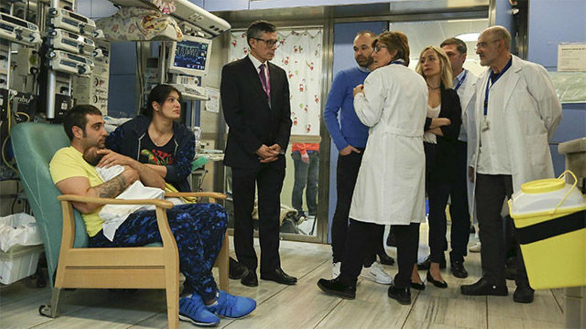 Andrés Iniesta y Anna Ortiz, visitan el Hospital Materno-Infantil Vall