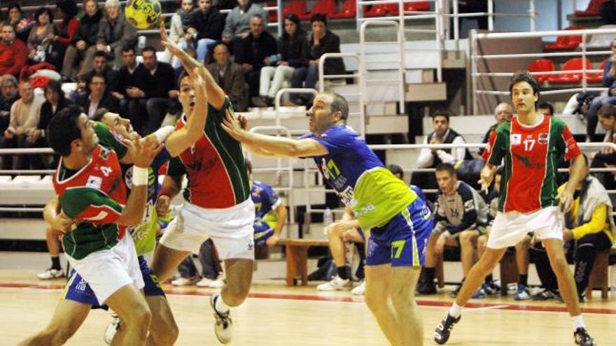 Iñaki Gómez intenta frenar el lanzamiento de un jugador del Solla Chapela.