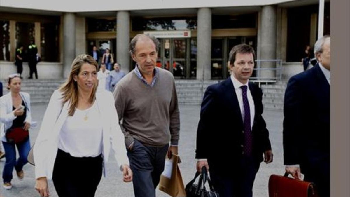 El testaferro Miguel Ángel Montero, segundo por la izquierda, sale de los juzgados tras prestar declaración.