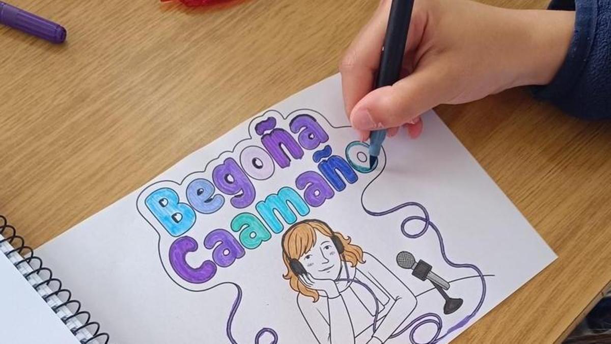 Unha alumna do Colexio Amor de Dios pintando un debuxo de Begoña Caamaño.