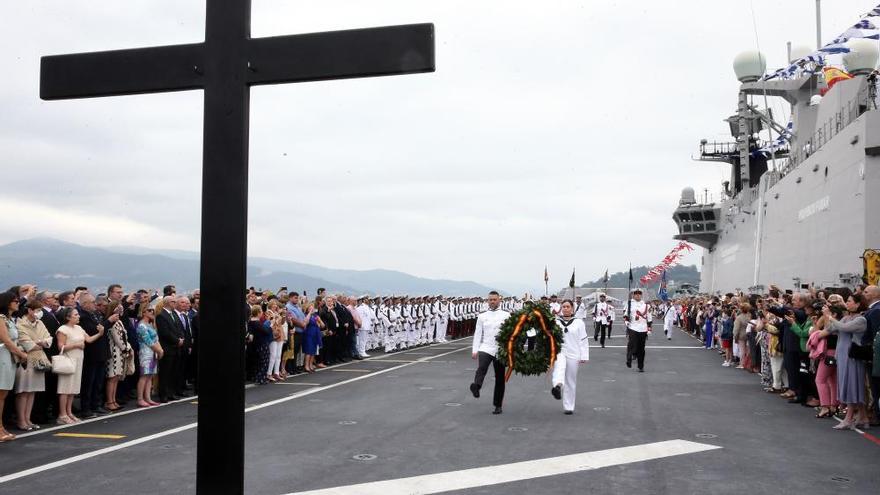 Más de 12.000 personas y colas interminables para conocer el Juan Carlos I en Vigo