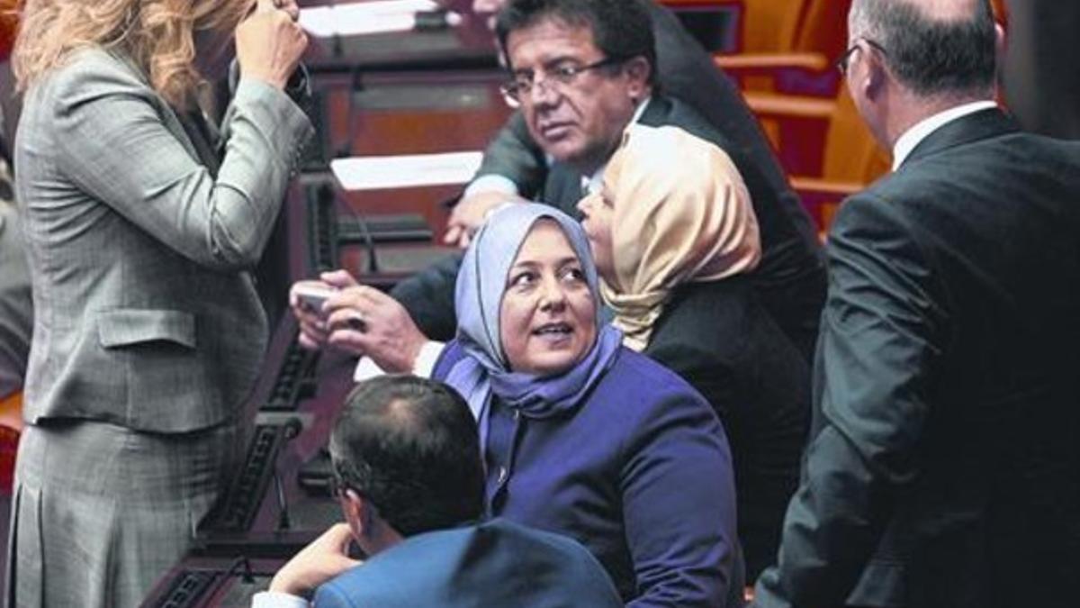 Dos de las diputadas del partido de Erdogan al inicio de la sesión parlamentaria de ayer.