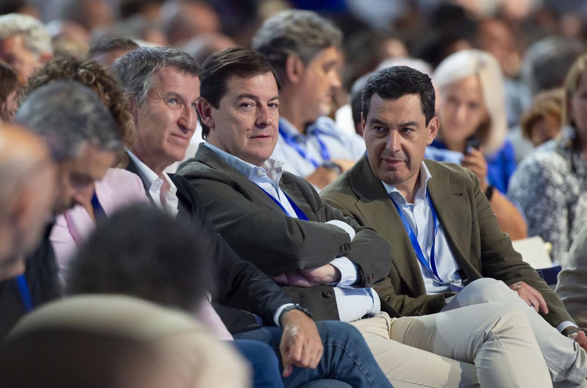 El presidente del PP, Alberto Núñez Feijóo, junto a Mañueco y Juanma Moreno, durante la segunda jornada del XXI Congreso Nacional del Partido Popular, a 5 de julio de 2025, en Madrid (España). Con el lema ‘Toma partido por España’, XXI Congreso del PP, celebrado en Madrid del 4 al 6 de julio de 2025, busca reforzar el liderazgo de Alberto Núñez Feijóo.