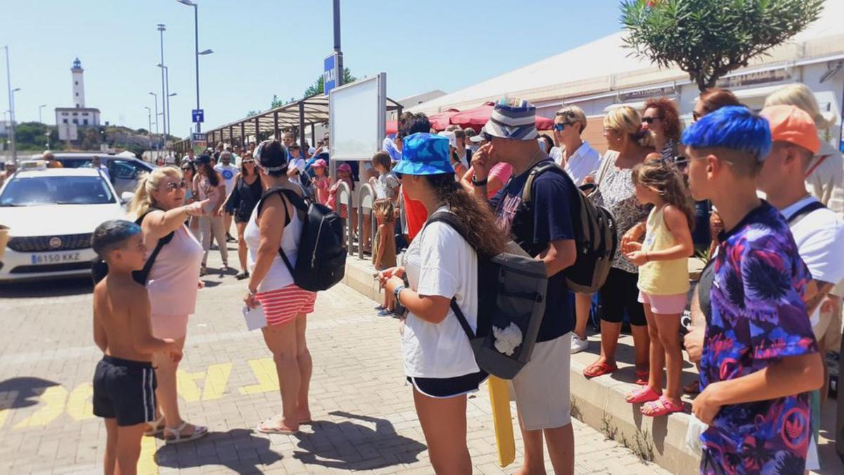 Elena Gómez (a la izquierda de la imagen) se erige en la líder de los que esperan, organiza turnos y media en las disputas entre los turistas nerviosos.