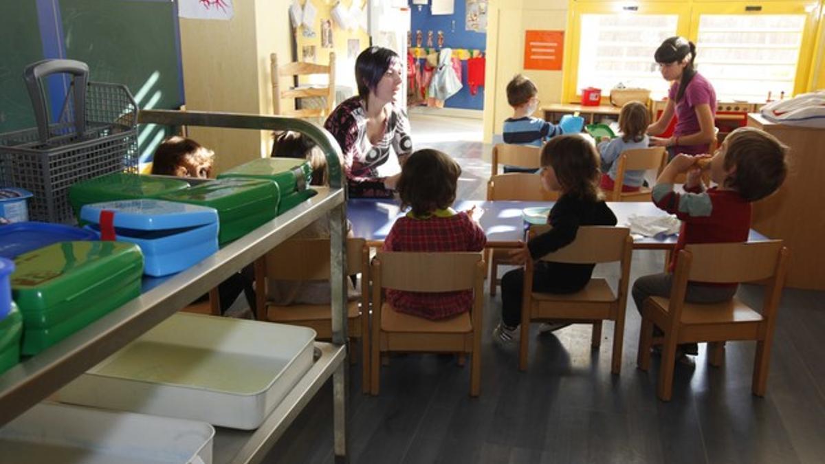 Una técnico de educación infantil en un aula con alumnos del primer ciclo de la etapa educativa.