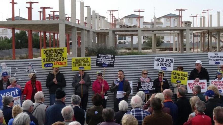 Protesta vecinal para exigir que se termine el edificio.