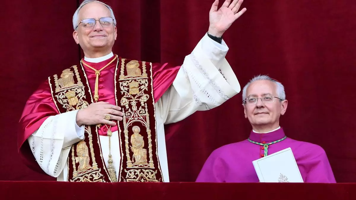 Las primeras palabras de Prevost, León XIV, con un guiño a Francisco: "Seguimos teniendo en nuestros oídos esa voz débil pero siempre valiente del papa Francisco"