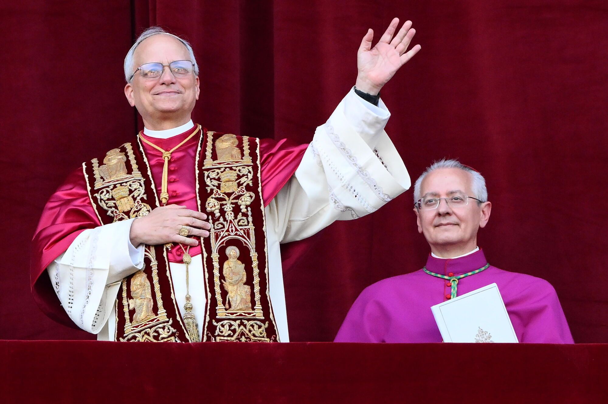 VATICAN CITY (Vatican City State (Holy See)), 08/05/2025.- Newly elected Pope Leo XIV, Cardinal Robert Francis Prevost from the USA, greets faithfuls from the central loggia of Saint Peter's Basilica, Vatican City, 08 May 2025. (Papa, Cardenal) EFE/EPA/ETTORE FERRARI