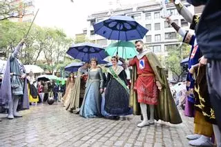Galería de imágenes: La Germandat dels Cavallers de la Conquesta desafía a la lluvia para homenajear al monarca