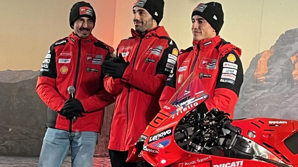 'Pecco' Bagnaia, Michele Pirro y Marc Márquez, en la presentación del equipo Ducati Lenovo, en Madonna di Campiglio.