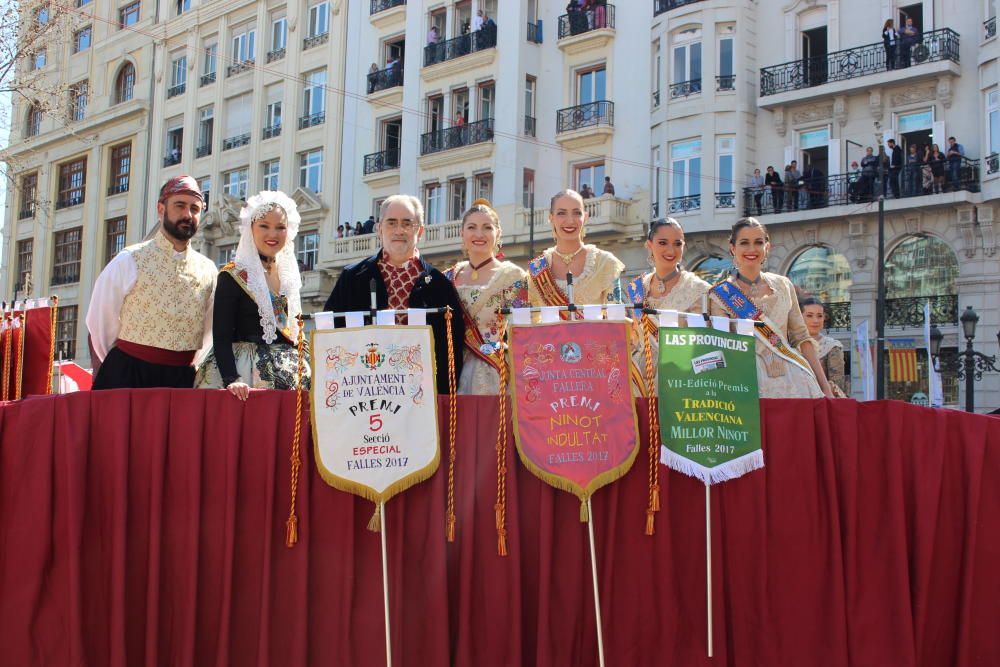 Recogida de premios de las comisiones falleras